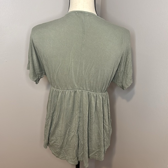 Ultra Flirt Women’s Green Plunge Neck Short Sz sleeve Flowy Top Sz M - Picture 3 of 5